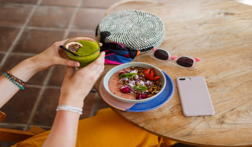 Eating Well While Traveling: Tips for Maintaining Nutritional Balance on the Go